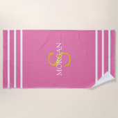 金ゴールドモノグラム/ホワイトネーム白ストライプ色、ピンク ビーチタオル (正面)