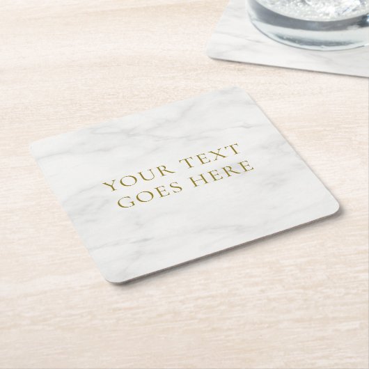 金ゴールドルックエレガント文字ホワイトマーブルテンプレート スクエアペーパーコースター (アングル)