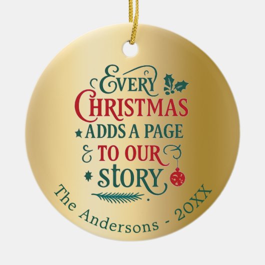 金ゴールドレッド緑の私たちの物語タイポグラフィクリスマス セラミックオーナメント (正面)
