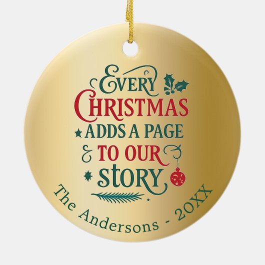 金ゴールドレッド緑の私たちの物語タイポグラフィクリスマス セラミックオーナメント (裏面)