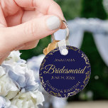 金ゴールドレースのブ結婚リーデスメイドのギフト海軍ブルー キーホルダー<br><div class="desc">これらのキーホルダーは与え、あなたの結婚式のパーティーで花嫁に好意として設計されている。ネイビーシンプルブルーの背エレガント景、金ゴールドレタリング、金の箔のフローラレースを備えたデザインを備えフェイクて縁どいる。特別な日感謝していに参加するための完璧な方法！</div>