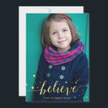 金ゴールド信じ手書き |ホリデーフォトカード シーズンカード<br><div class="desc">プリントされた金信じ箔の休日の写真カード。Elke Clarke©クラシック手書き金ゴールドタイポグラフィ文字オーバーレイデザインの単語"信じ"と一緒に、この美しいシンプル、休日の写真カードを使用して友達や家族にクリスマスの休日の挨拶を送信する垂直カード形式。紙吹雪かわいらし金ゴールドスターのパターンが文字を取り囲み、カードの背面エレガントにおもしろいのパターンを作成する。サンプル写真を自分で置き換える。金ゴールド箔のプリントされた写真エフェクト。その他の色やスタイルは当店www.zazzle.com/monogramgalleryで入手できる。</div>