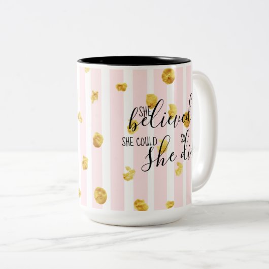 金ゴールド及びピンク彼女は彼女をできました信じました従って彼女は襲いました ツートーンマグカップ (正面右)