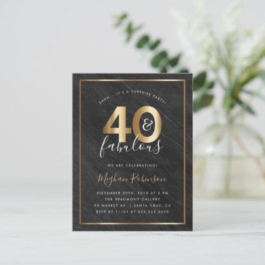 金ゴールド及び黒い大理石40及びすばらしいびっくりパーティ インビテーションポストカード (スタンド正面)