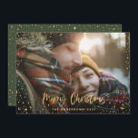 金ゴールド台本のクリスマスが1枚の写真（緑）の祝日 シーズンカード<br><div class="desc">金ゴールドの台本スターメリークリスマス1枚のフォトホリデーカード。金ゴールド効果スクリプト文字と金ゴールド効果デザインを使用すると、緑の背景色をスタイルに合わせて変更できます。</div>