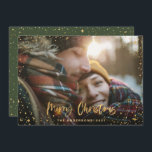 金ゴールド台本のクリスマスが1枚の写真（緑）の祝日 シーズンカード<br><div class="desc">金ゴールドの台本スターメリークリスマス1枚のフォトホリデーカード。金ゴールド効果スクリプト文字と金ゴールド効果デザインを使用すると、緑の背景色をスタイルに合わせて変更できます。</div>
