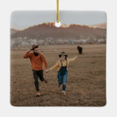 金ゴールド幾何写真当社の初めてのクリスマス 婚約した セラミックオーナメント (裏面)