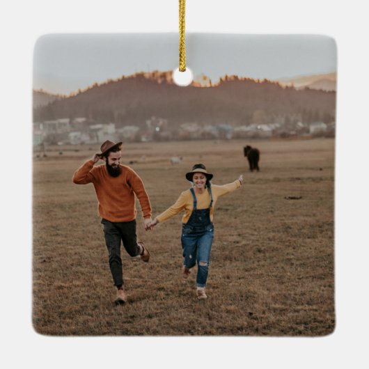 金ゴールド幾何写真当社の初めてのクリスマス 婚約した セラミックオーナメント (裏面)