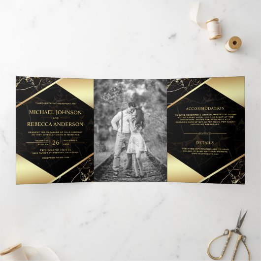 金ゴールド幾何学的な黒い大理石の結婚写真 三つ折り招待状 (内部)