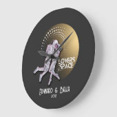 金ゴールド惑星とキスをする宇宙する宇宙飛行士の恋人 ラージ壁時計 (傾斜)