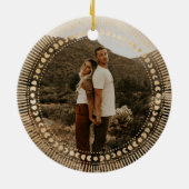 金ゴールド日が差すことエレガント第1回クリスマス婚約した セラミックオーナメント (裏面)