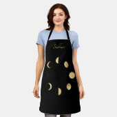 金ゴールド月パーソナライズされた相 エプロン (着用した状態)