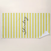 金ゴールド淡い色のとホワイトストライプズby Shirley Taylor ビーチタオル (正面)