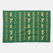 金ゴールド猫の犬の激しいクリスマス キッチンタオル (横)