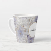 金ゴールド紫色の白いフローラの輝き カフェラテマグ (左アングル)