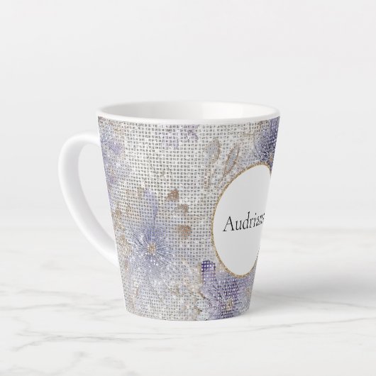 金ゴールド紫色の白いフローラの輝き カフェラテマグ (左アングル)