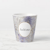 金ゴールド紫色の白いフローラの輝き カフェラテマグ (正面)