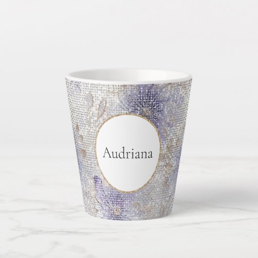 金ゴールド紫色の白いフローラの輝き カフェラテマグ (正面)