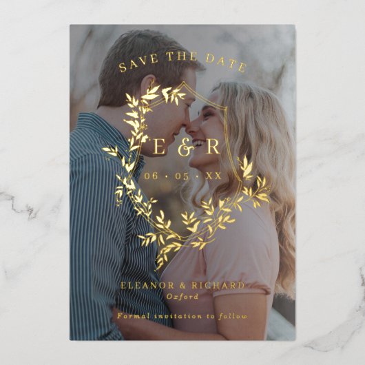 金ゴールド葉スクレストモノグラム写真Save The Date Foi 箔招待状 (正面)