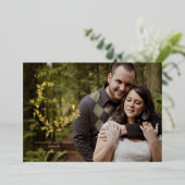 金ゴールド葉Crest Monogram Photo Save The Date 箔招待状 (立ち正面)