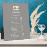 金ゴールド裁縫マシンのSeamstress Gray価格 フォトプラーク<br><div class="desc">控えめなデザインは、サービス、価格表、またはヴィンテージ裁縫マシンのイラストレーション下のビジネス情報をグレーのループの背景フェイクと、あなたの名前またはビジネス名の上に金ゴールドで表示する。3つのカスタマイズ可能な見出しと体文字フィールドが含まれる。レイアウトを調整するには、テキストを入力しカスタマイズて、機能を使用して位置とフォントサイズを変更する。仕立て屋や水上師、ファッションデザイナー、スタイリストなどに最適なデザイン。その他の色は店舗で利用可能</div>