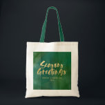 金ゴールド金属季節のごあいさつ トートバッグ<br><div class="desc">金ゴールド金属季節のごあいさつクリスマス/休日デザイン。手の緑の色彩の鮮やか詳細と金ゴールド効果のスクリプトの文字。このモダンデザインは調整休暇コレクションの一部である。</div>