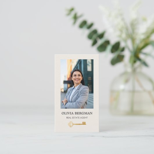 金ゴールド鍵実在プロフェッショナルエステートフォトQRコード 名刺 (スタンド正面)