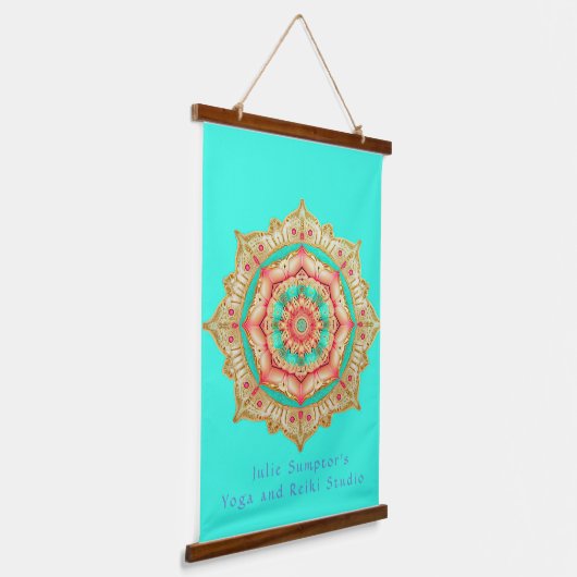 金ゴールド鮮やかターコイズブルーアンドコーラルオウムマンダラ 吊り下げ型タペストリー (傾斜あり)
