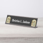 金ゴールド鳥がキャビンの雪を見下ろす鳥の鳥 デスクネームプレート (正面)