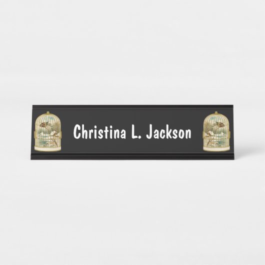 金ゴールド鳥がキャビンの雪を見下ろす鳥の鳥 デスクネームプレート (正面)