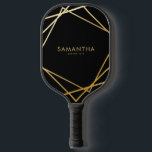 金ゴールド黒のジオメトパーソナライズされたリ名 ピックルボールラケット<br><div class="desc">金ゴールドフェイクフォイル幾何オーバーラップ二乗デザインとトレンディー名モダンフォントとオプションの電話番号。背景色とフォントはZazzleテンプレートデザインツールで変更できる。</div>