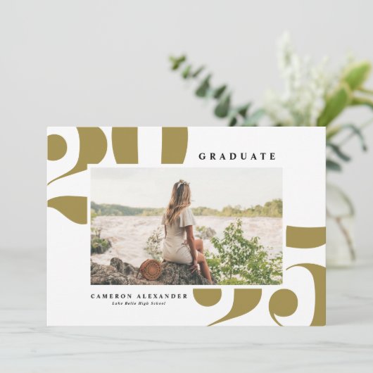 金ゴールド2025はっきりしたタイポグラフィ写真卒業 案内状 (スタンド正面)