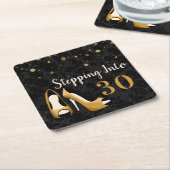 金ゴールド30人の女性の誕生日パーティーに足を運ぶ スクエアペーパーコースター (アングル)