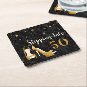 金ゴールド50人の女性の誕生日パーティーに足を運ぶ スクエアペーパーコースター (アングル)