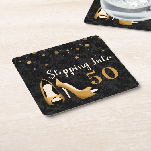 金ゴールド50人の女性の誕生日パーティーに足を運ぶ スクエアペーパーコースター (アングル)