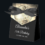 金ゴールド70thバースデーパーティー70のディスコボール フェイバーボックス<br><div class="desc">金ゴールド70th Birthday Party 70's Disco Ball Favorites Boxで70th誕生祝いを高める。ディスコ時代の本質を捉えたこの愛用ボックスは、レトロなテーマのbashや'70s魔法のtouchを注入したい任意のイベントに最適な選択をする。金ゴールドの輝く色合いで、この好物ボックスは洗練とスタイルを醸し出す。ディスコの時代に戻るディスコのボールグラフィックは、ライトで照らされたダンスフロアを思い起こきらめくさせる。驚きと治療をゲストに提供するのに最適な船で、スマイルを使用してマイルストーン誕生祝いを確実に記憶。各特典ボックスは単なる感謝の印ではなく、パーティーの一片であり、あなたのお祝いにグリッツとグラマーのtouchを追加する。印象的なデザインと質の高い建築で、これらの特典ボックスはあなたのお祝いを強化し、あなたのゲストを本当に特別感じにする準備ができている。金ゴールド70th Birthday Party 70's Disco Ball Favorites Boxでダンス祝や思い出を楽しみながら過ごし、あなたのマイルストーンの誕生日をさらに思い出に残す。応援70年と数え切れないほど多くの人に!</div>