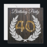 金ゴールド&ウッドジュエードリース40th Birthday 招待状<br><div class="desc">ダイヤモンドの月桂樹のリースパターンと金ゴールドとグリッター番号を持つエレガントな誕生日パーティーカード。背景には素朴な暗褐色の木がある。</div>