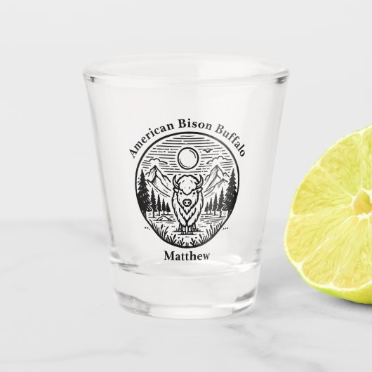 金ゴールド・バッファローが自然・シーンで雄大に立つ ショットグラス (正面)