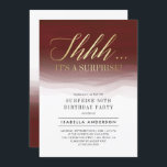 金ゴールド&ブルゴーニュ赤水カラーサプライズ誕生日 招待状<br><div class="desc">金ゴールド&ブルゴーニュ赤水カラーサプライズ誕生日招待状Eugeneデザイン。これらの潮汐エレガント招待状を送信し、メッセージと驚きのパーティーをスタイリッシュ開始モダンする。正面には手書きエレガントスタイル書の文字が「し…それは驚きだ」金ゴールドフォイルフェイクで。逆に、水の色のお洒落繊細な曲線のバーガンディ赤い色合いがある。ブラックエレガントタイポグラフィで驚きのパーティーの詳細を最大限の明確性で伝える。</div>