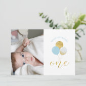 金ゴールド&ライトブルーバルーンボーイ第1誕生日パーティー 招待状 (スタンド正面)