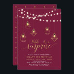 金ゴールド&レッドモダン・サプライズ60th誕生日パーティー 招待状<br><div class="desc">こ祝の大人のバースディモダンアの招待でスタイリッシュあなたの特別な日。この洗練されたデザインスタイリッシュは、金ゴールドテクスチャにタイポグラフィ、美しいストリングライト、幾何学的なライト器具グラフィックスを備えている。文字カスタマイズと背景色を指定できる。任意の年齢のためのモダン金ゴールドとバーガンディ赤い誕生祝いのための完璧な招待状。</div>