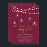 金ゴールド&レッドモダン・サプライズ60th誕生日パーティー 招待状<br><div class="desc">こ祝の大人のバースディモダンアの招待でスタイリッシュあなたの特別な日。この洗練されたデザインスタイリッシュは、金ゴールドテクスチャにタイポグラフィ、美しいストリングライト、幾何学的なライト器具グラフィックスを備えている。文字カスタマイズと背景色を指定できる。任意の年齢のためのモダン金ゴールドとバーガンディ赤い誕生祝いのための完璧な招待状。</div>