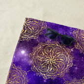 金ゴールド&紫銀河系法曼荼羅のパターン ビーチタオル (インサイチュ)