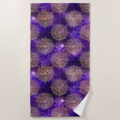 金ゴールド&紫銀河系法曼荼羅のパターン ビーチタオル (正面)