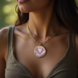 金ビクトリアンのハートと薄紫の花、ヴィンテージ ゴールドプレートネックレス<br><div class="desc">この美しいネックレスビクトリアンは、柔ら飾かな薄紫の色でロマンチックな背景に花の付いた黄金のハートを備えている。素晴らしいバレンタインの贈り物！カスタムテキスト.</div>