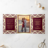 金フェイク箔ブルゴーニュのダマスクのウェディングフォト 三つ折り招待状 (内部)