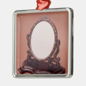 金メッキ絵を描かれた張り子の鏡、c.1890 メタルオーナメント (左)
