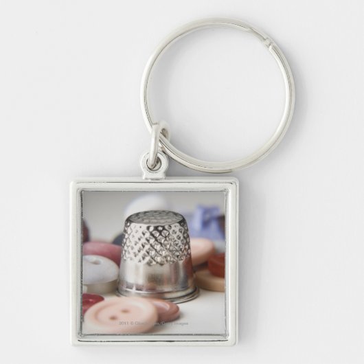 金属の帽子が付いているボタンのクローズアップ キーホルダー (正面)