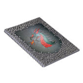 金属の盾のドラゴンのChainmailの背景 ノートブック (右側)