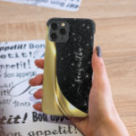 金属グリッタールック3-D金ゴールドモノグラム波 iPhone 13ケース<br><div class="desc">デザインは写真であり、ケースは実際のグリッター、シークイン、金属や森で作られていない。このデザインは他の電話モデルでも利用可能である。他のiPhone、サムスンギャラクシーまたはGoogleケースを表示するにはデバイスタイプを選択。一部のスタイルは、オプションであるスタイルを選もし択することで変更できる。また、このデザインを別の製品に転送する。金属とグリッターをシミュレートする。このデザインはパーソナライズされた、写真や文字を変更して提供される領域にあってもよい。また、を選択しカスタマイズてクリック、背景の色を削除または変更したり、文字を追加したり、文字の色またはスタイルを変更したり、文字のみのデザインの画像を削除したりすることで可能です。私は連絡colorflowcreations@gmail.comで私はもし、このデザインを別の製品に持つ必要がある。www.facebook.com/colorflowcreations、www.instagram.com/colorflowcreations、www.twitter.com/colorflowart、後を追およびwww.pinterest.com/colorflowcreationsで自分の創造や自分の情報を見る。</div>